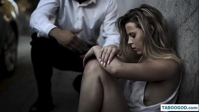 Straeon kinky: merch ddigartref yn ei harddegau